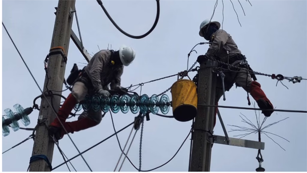 Infraestructura eléctrica en Quintana Roo con equipos de una subestación de la Comisión Federal de Electricidad.