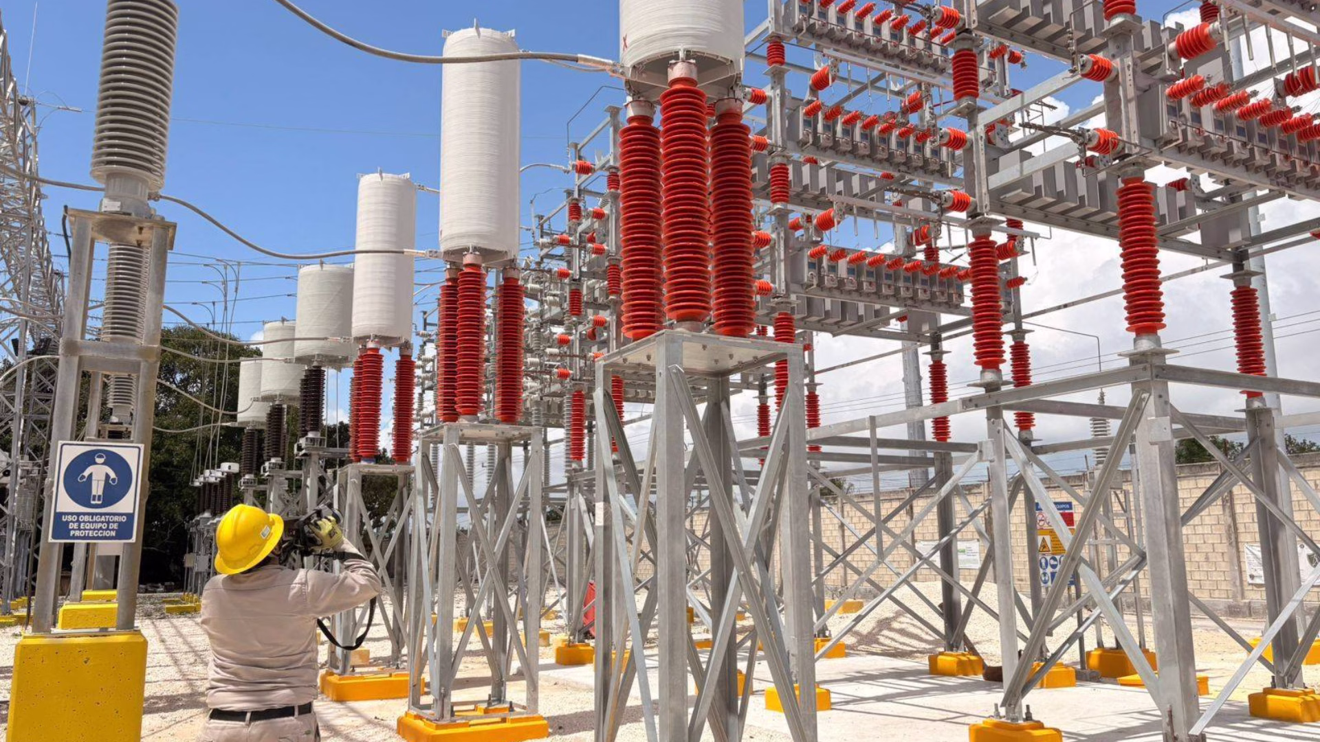 Infraestructura eléctrica en Quintana Roo con equipos de una subestación de la Comisión Federal de Electricidad.