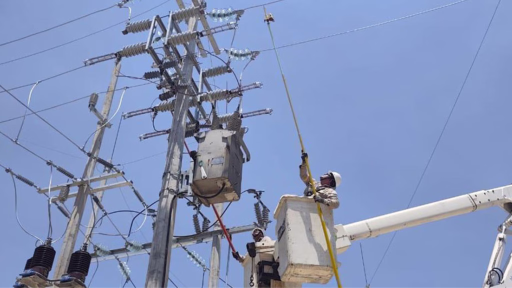 Infraestructura eléctrica en Quintana Roo con equipos de una subestación de la Comisión Federal de Electricidad.
