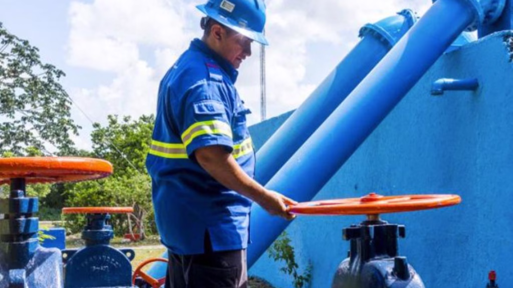 Trabajador realiza labores de operación y mantenimiento de infraestructura hidráulica en Quintana Roo.