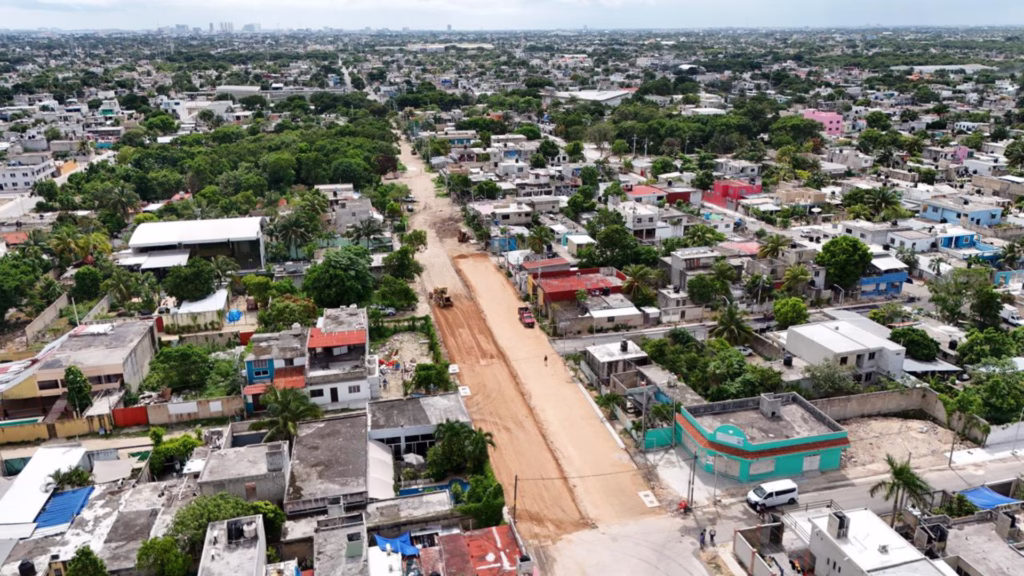 Obras de infraestructura vial en Cancún que acompañan el crecimiento urbano y el desarrollo inmobiliario de Quintana Roo.