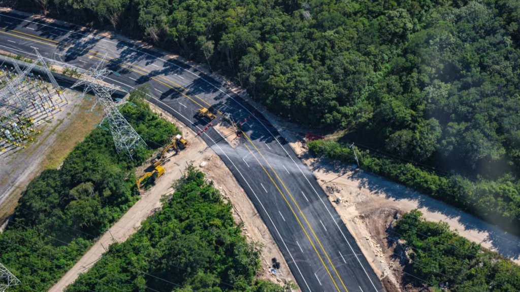 Obra de infraestructura vial que fortalece la conectividad y el desarrollo urbano de Cancún, Quintana Roo.