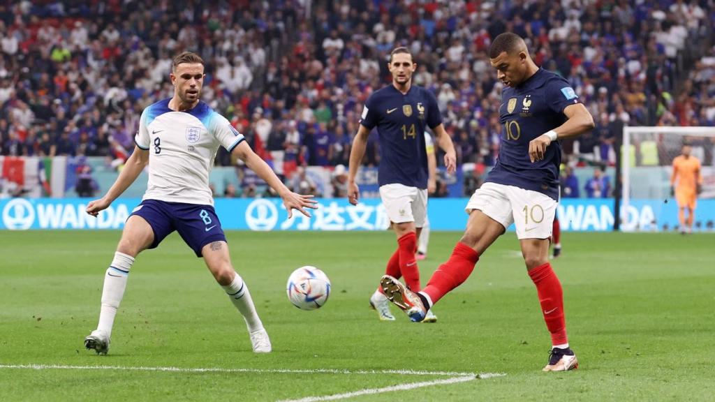 Jugadores de Inglaterra y Francia disputan el balón durante el partido por el tercer lugar del Mundial 2026.