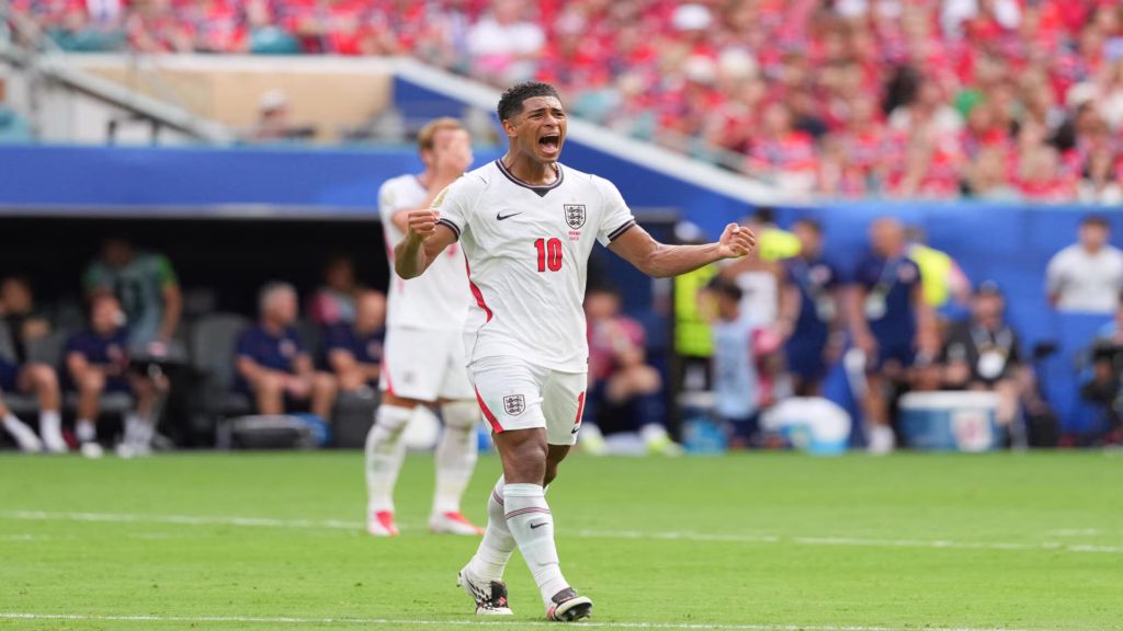 Jude Bellingham celebra una jugada con la selección de Inglaterra durante el Mundial 2026.
