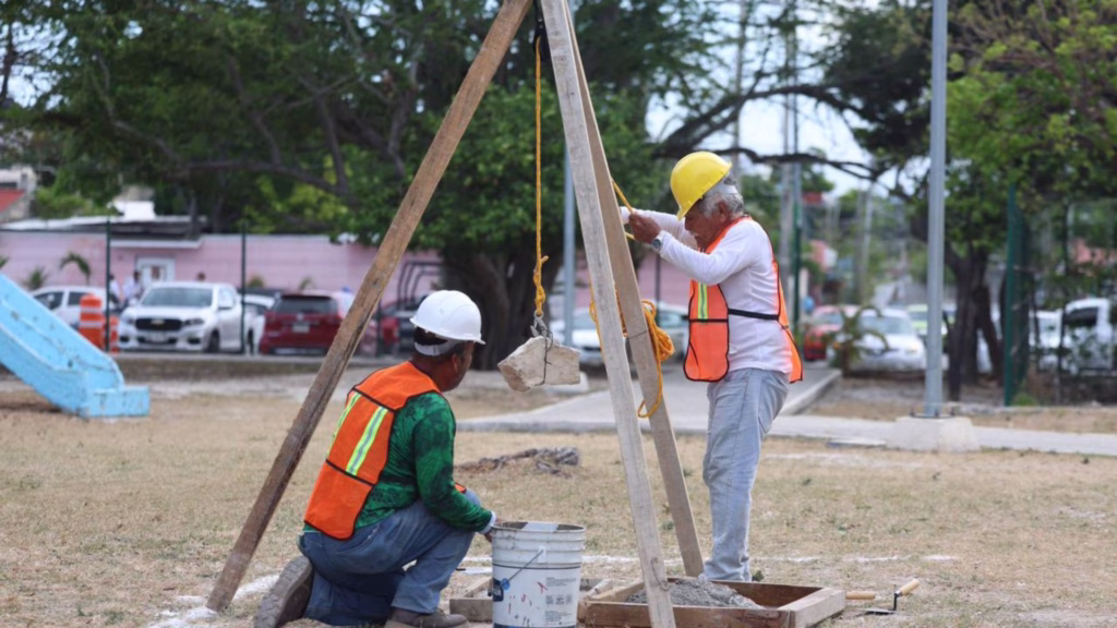 Trabajadores realizan labores iniciales para el gimnasio Ejercitando la Inclusión en la unidad deportiva Toro Valenzuela de Cancún.