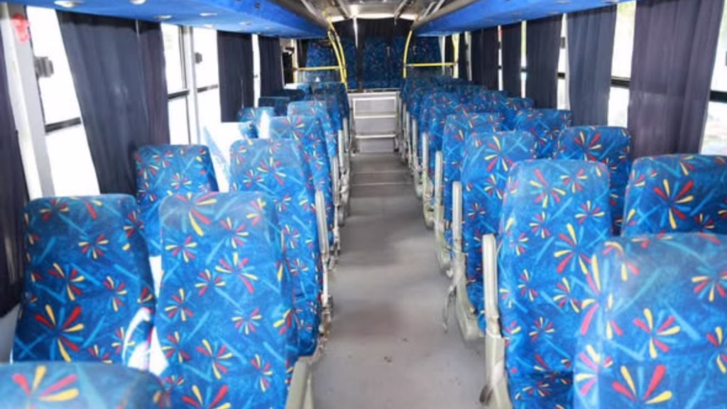 Interior de una unidad de transporte terrestre mostrada por autoridades en Isla Mujeres.
