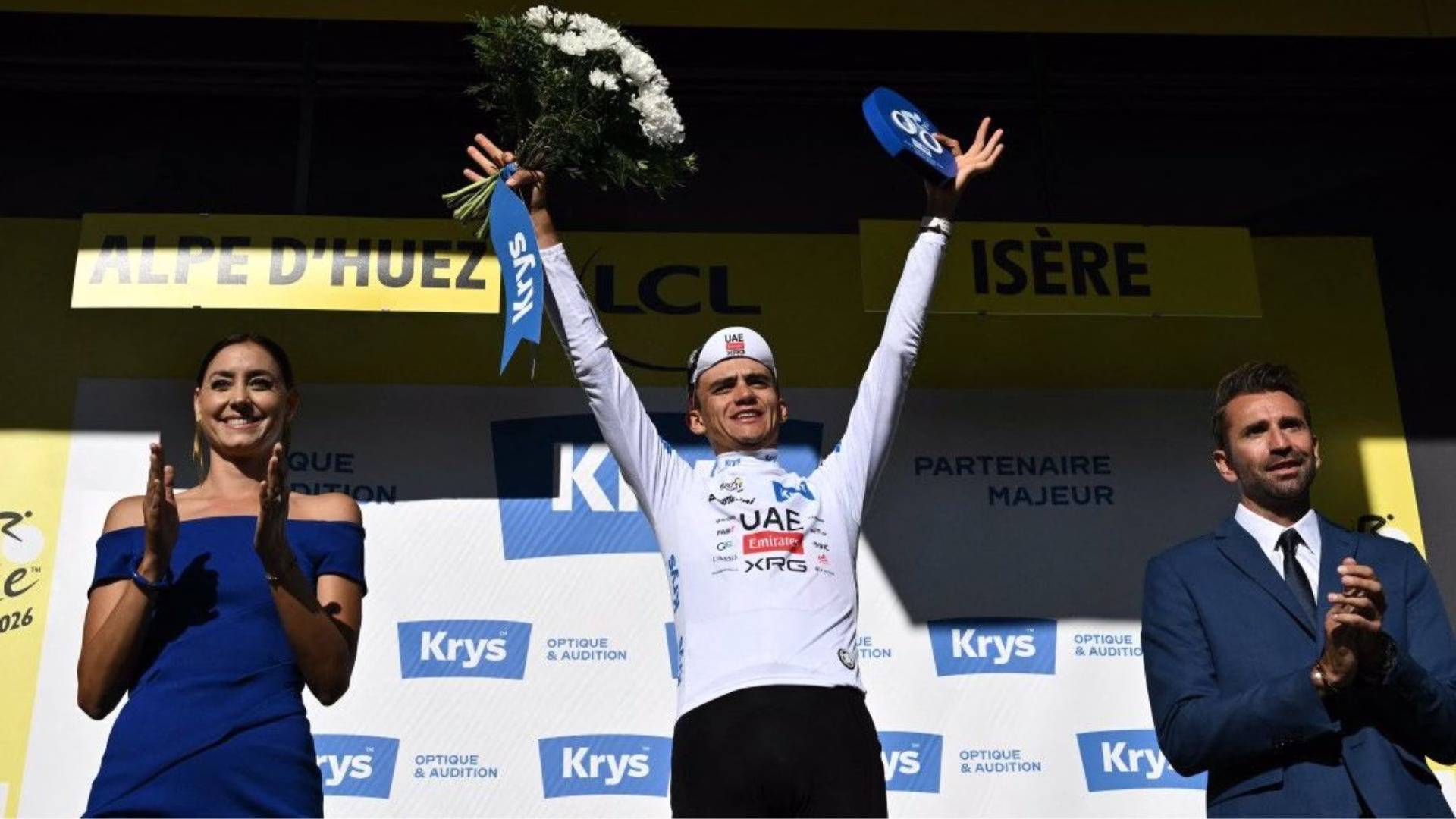 Isaac del Toro durante una ceremonia deportiva en su camino hacia la élite del ciclismo internacional