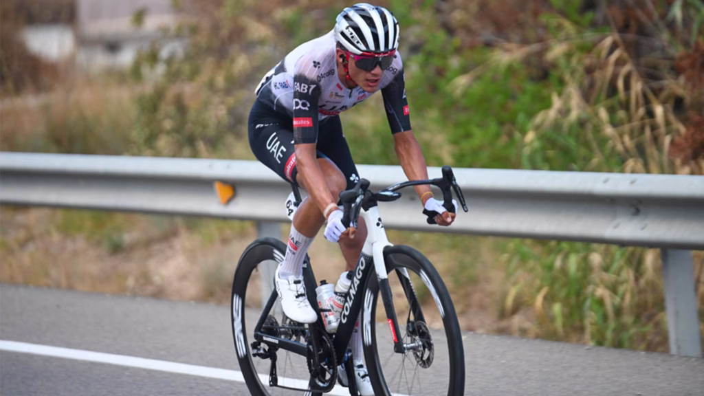 Isaac del Toro compite sobre la bicicleta durante una prueba internacional antes de hacer historia para México en el Tour de Francia