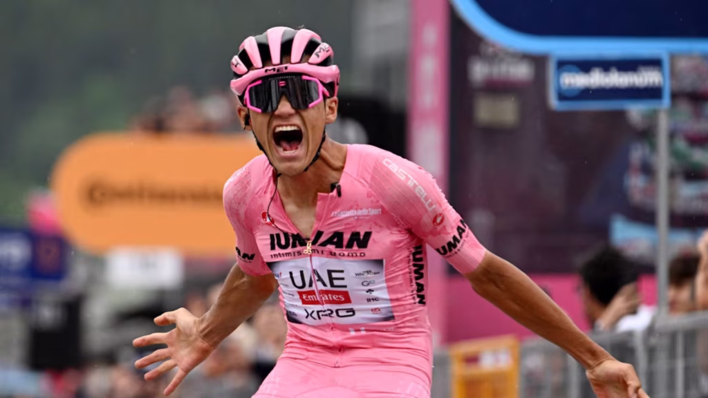 Isaac del Toro con la maglia rosa durante el Giro de Italia 2025, donde confirmó su lugar entre los jóvenes talentos del ciclismo
