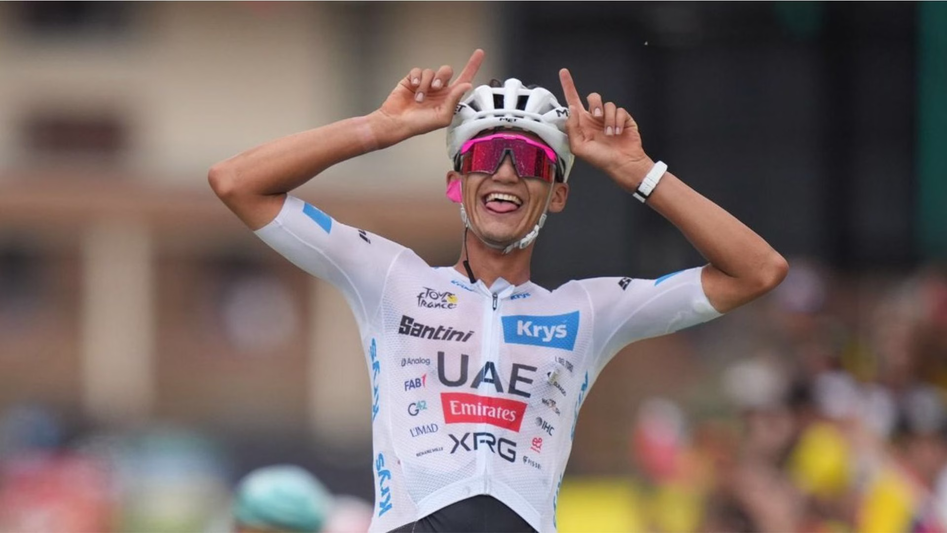 Isaac del Toro con el uniforme de UAE Team Emirates-XRG durante su crecimiento como figura del ciclismo mexicano