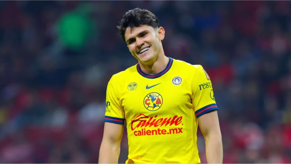 Israel Reyes con la camiseta del Club América, mientras su futuro deportivo apunta a una posible oportunidad en Europa.