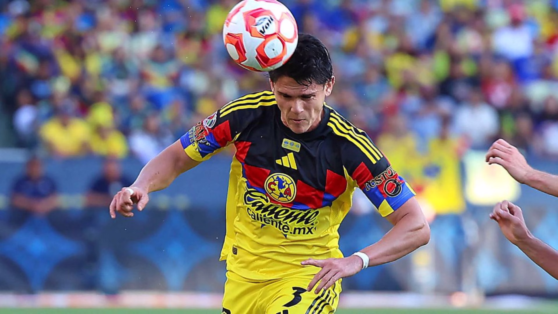 Israel Reyes disputa el balón con la camiseta del Club América, donde se ha consolidado como una pieza versátil en defensa.