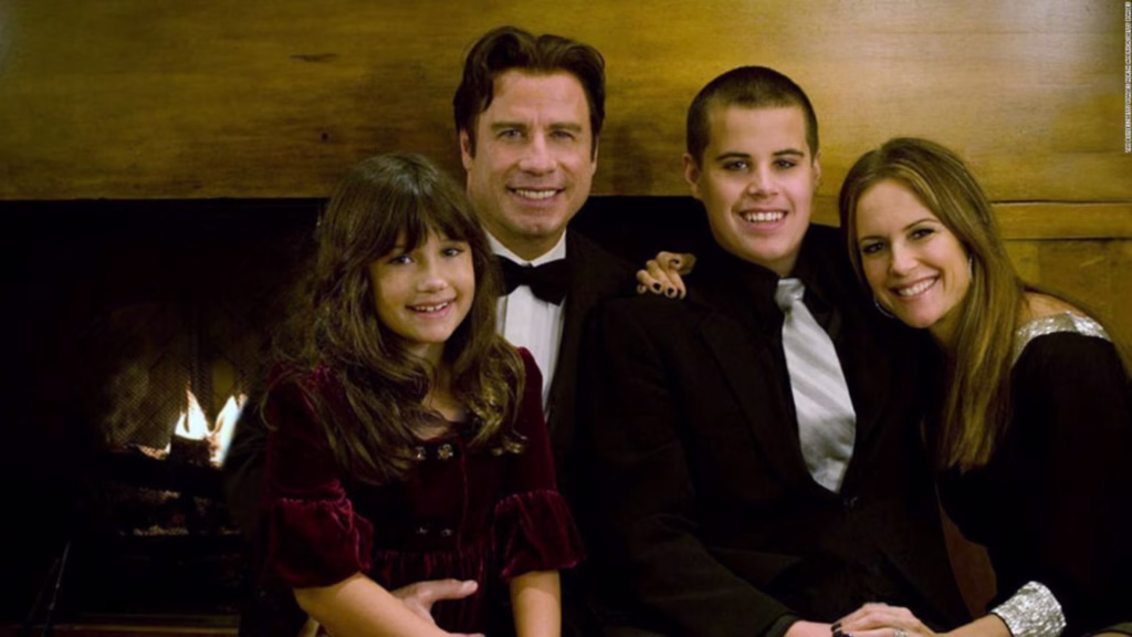 John Travolta acompañado por su familia en una imagen vinculada con el recuerdo de su hijo Jett.