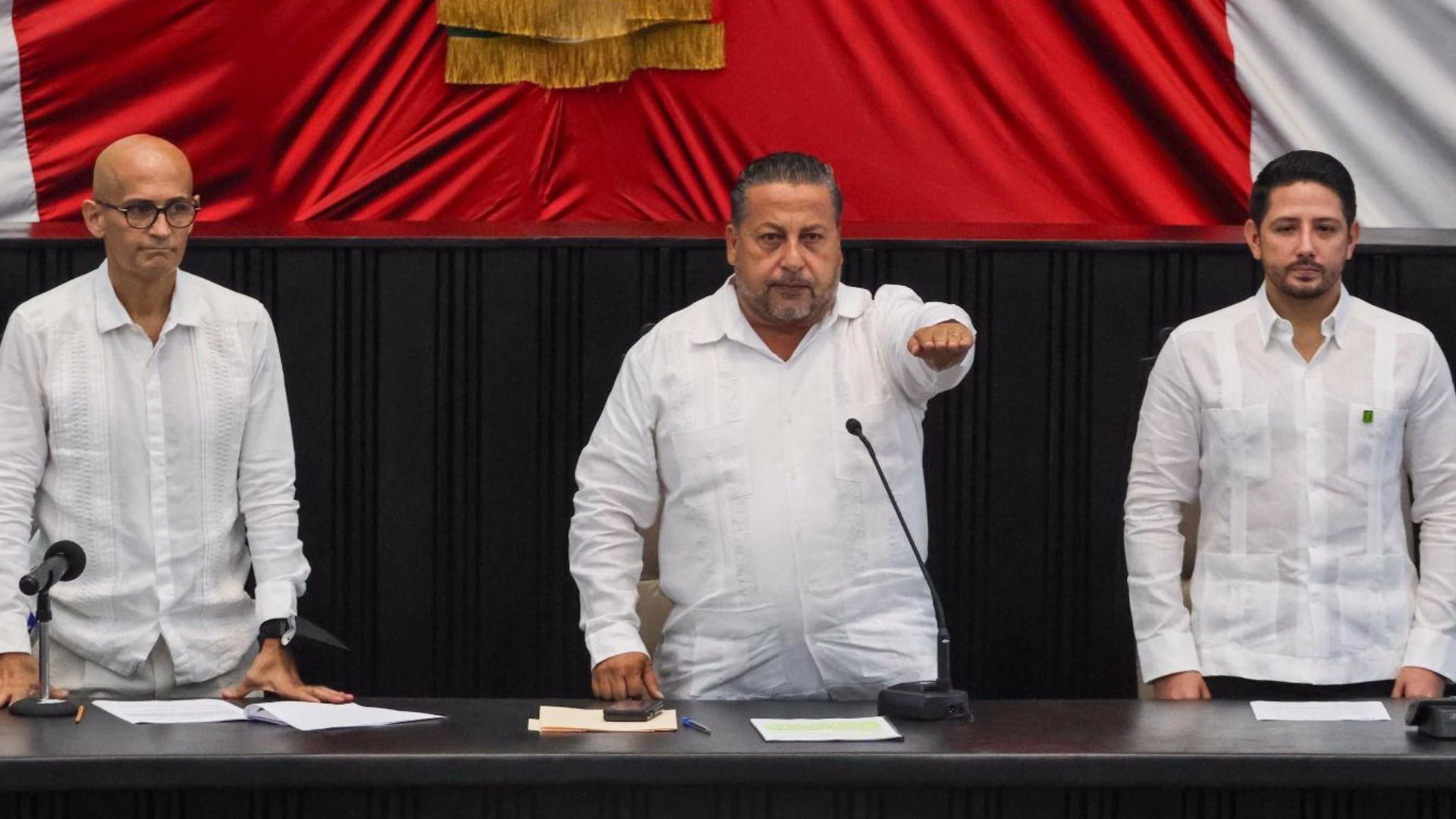 Jorge Arturo Sanén Cervantes, diputado plurinominal y presidente del Consejo Estatal de Morena en Quintana Roo, durante un acto legislativo