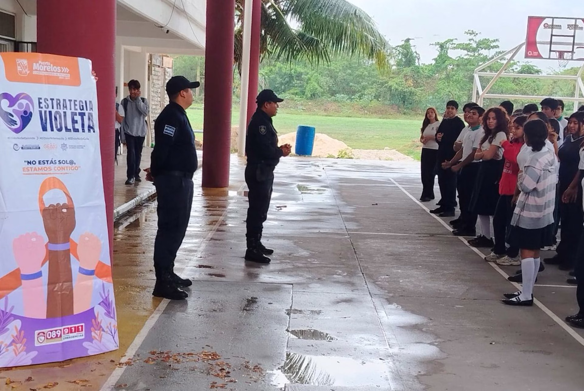 Servidores públicos participan en una jornada de prevención de la violencia en Puerto Morelos.