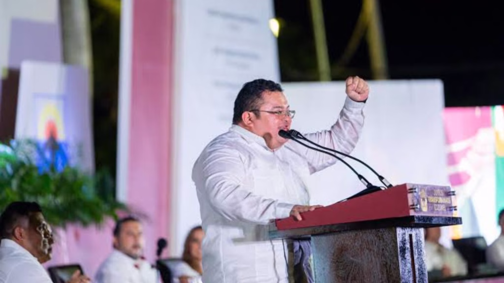José Luis Chacón Méndez, presidente municipal de Cozumel, ofrece un mensaje durante un acto público