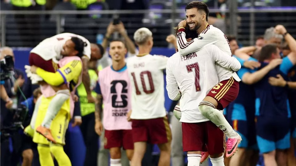 Jugadores de España celebran en la cancha el triunfo sobre Francia y el pase a la final del Mundial 2026
