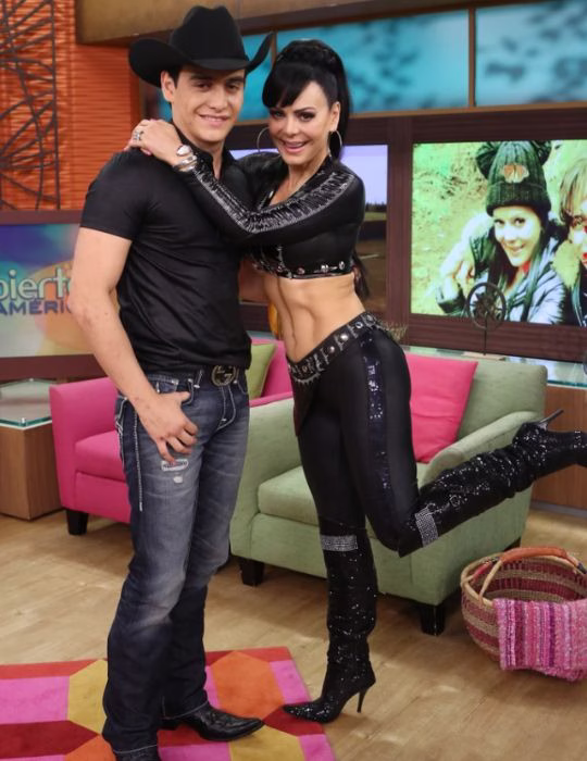 Julián Figueroa aparece acompañado de Maribel Guardia, quien ha defendido públicamente los derechos sucesorios de su nieto.
