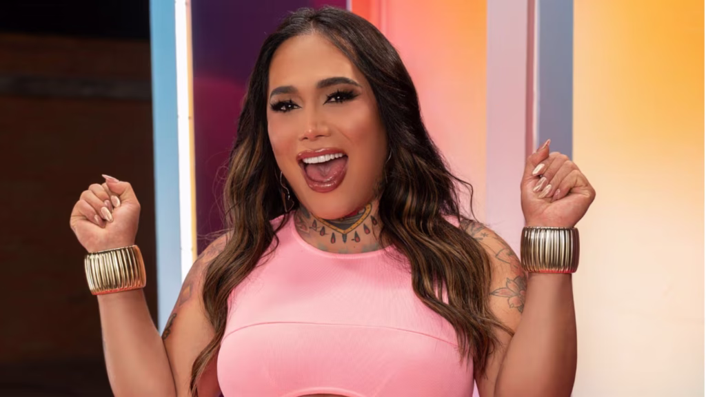 Karina Torres durante una participación en un foro de televisión.