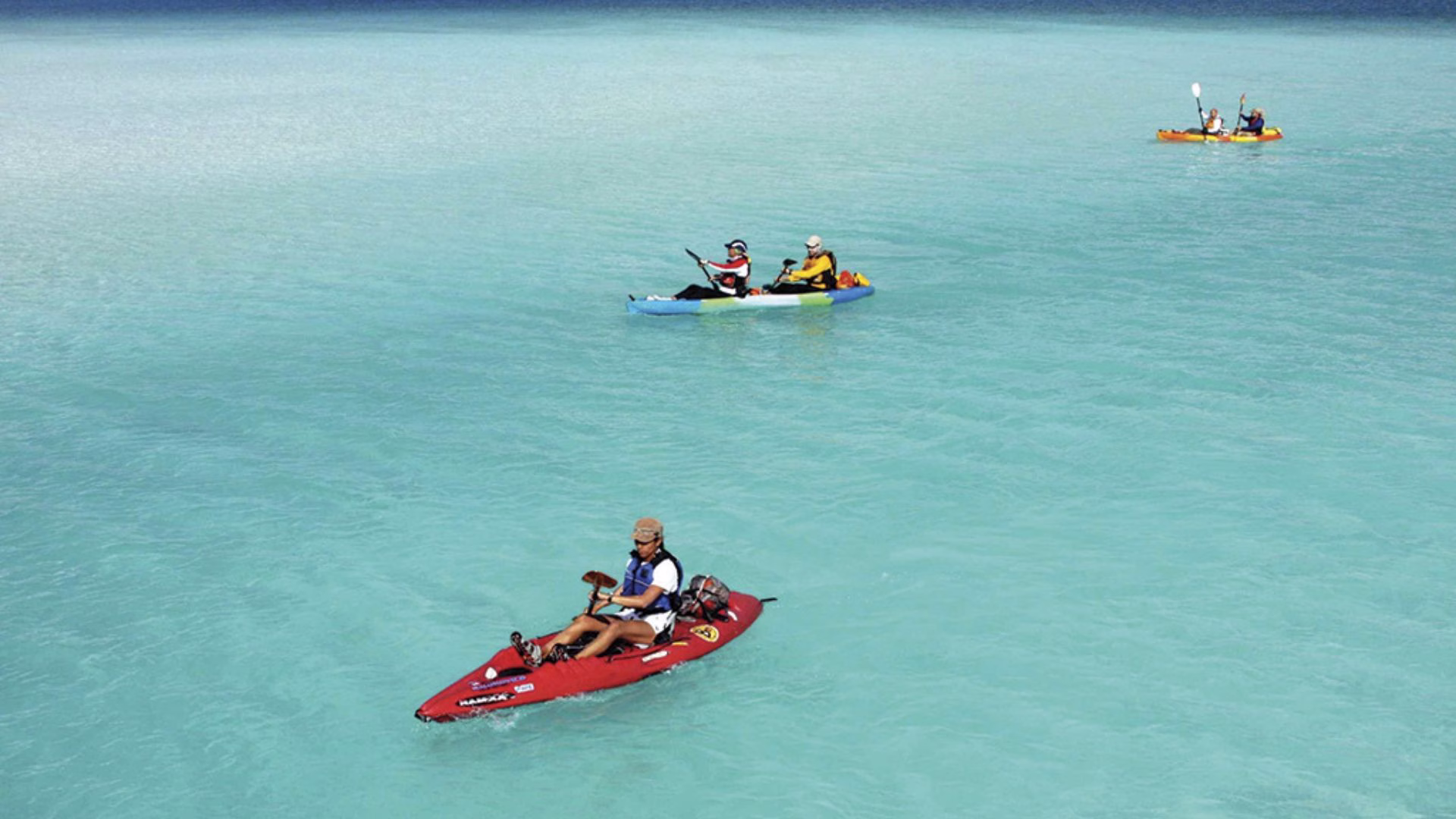 Turistas recorren en kayak las aguas de la Laguna de Bacalar durante la temporada vacacional.