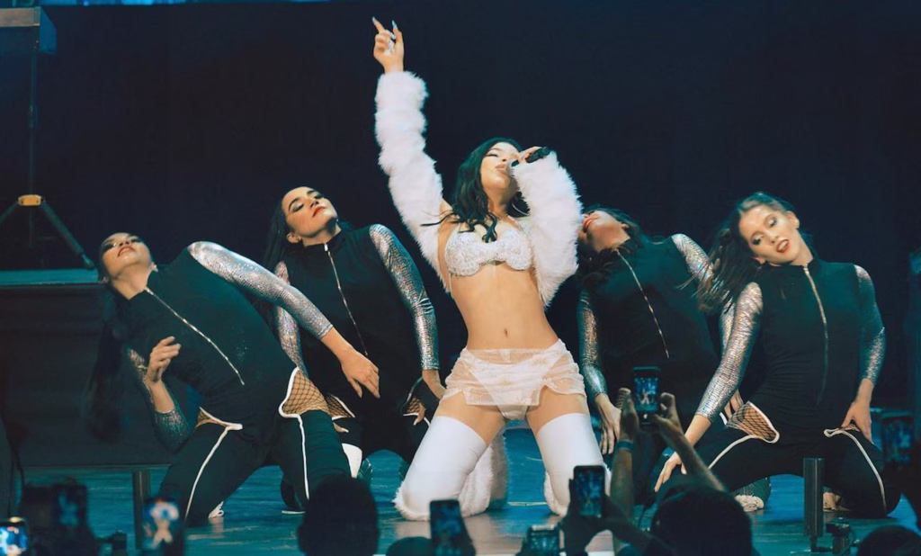 Kenia Os durante una coreografía en uno de sus conciertos.