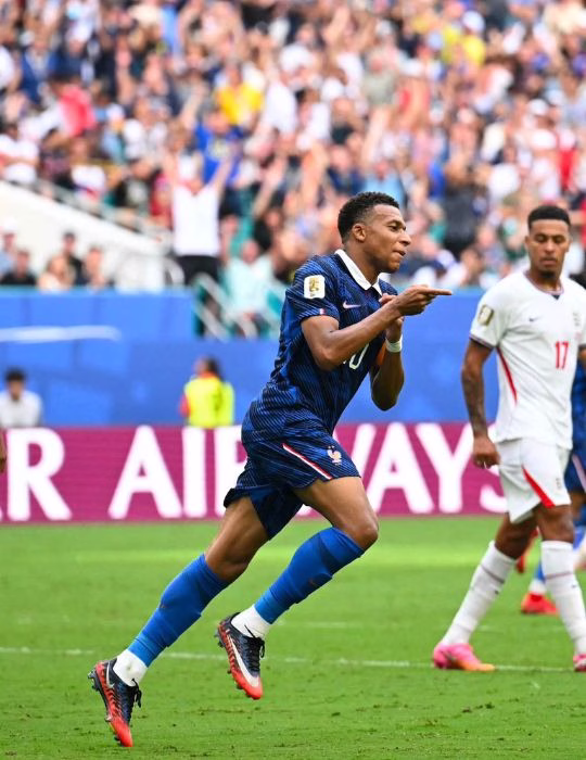 Kylian Mbappé celebra uno de sus goles durante el partido entre Francia e Inglaterra por el tercer lugar del Mundial 2026.