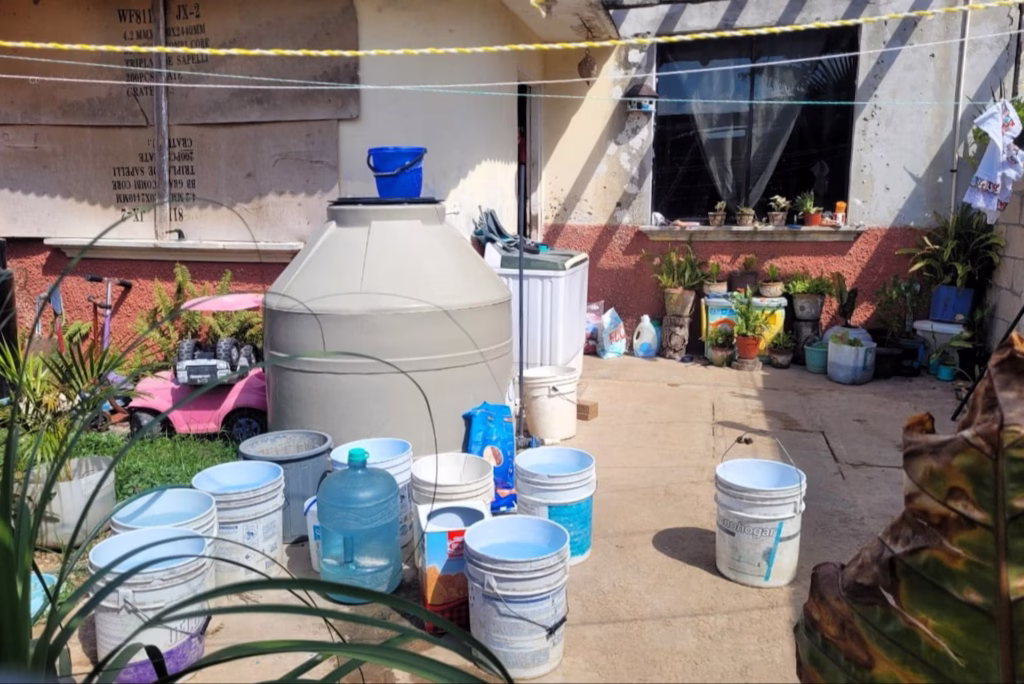 Recipientes con agua utilizados para realizar actividades básicas del hogar, como bañarse, lavar o cocinar, durante periodos de desabasto de agua en Quintana Roo.