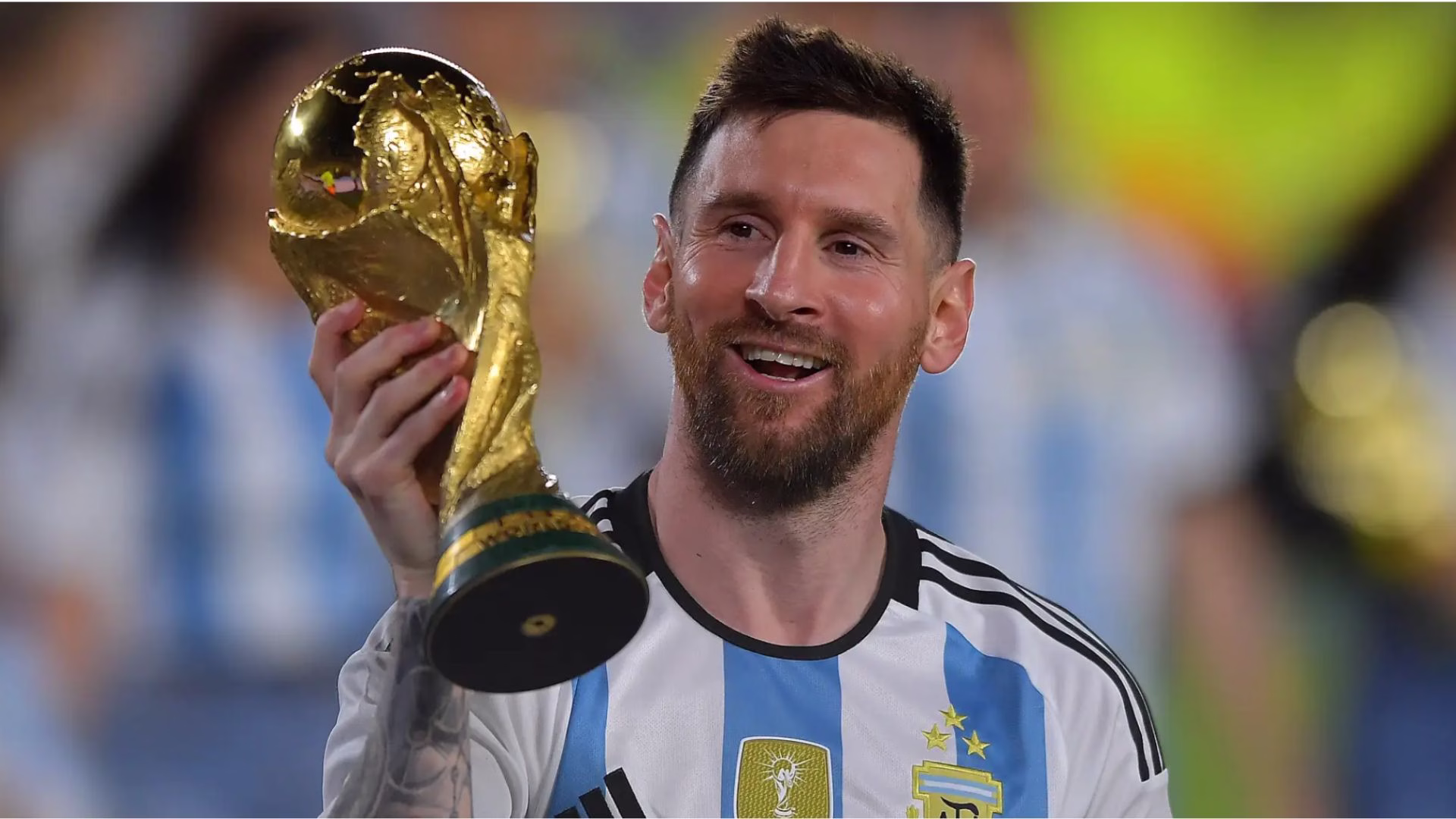 Lionel Messi sostiene la Copa del Mundo conquistada por Argentina en Qatar 2022.