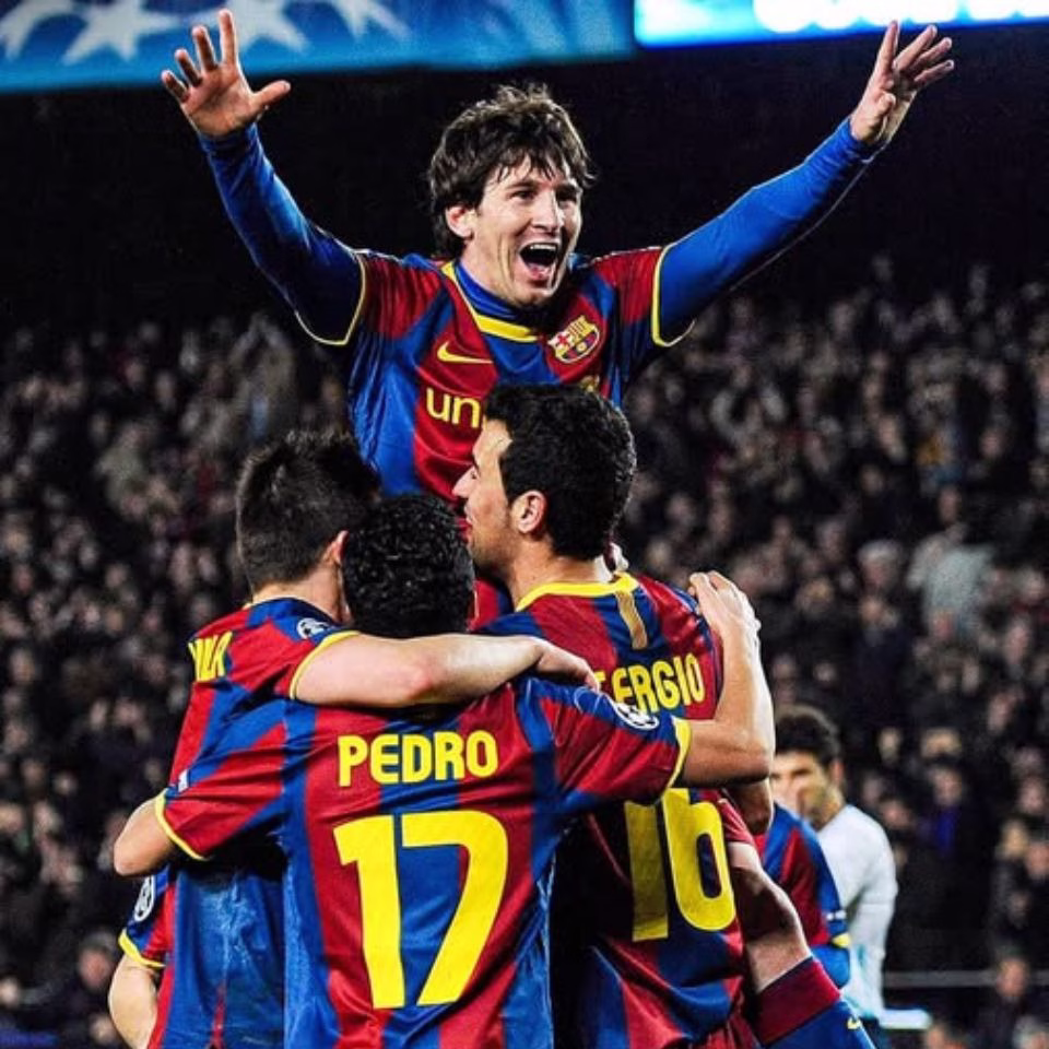 Lionel Messi celebra sobre los hombros de sus compañeros durante su trayectoria con el FC Barcelona.