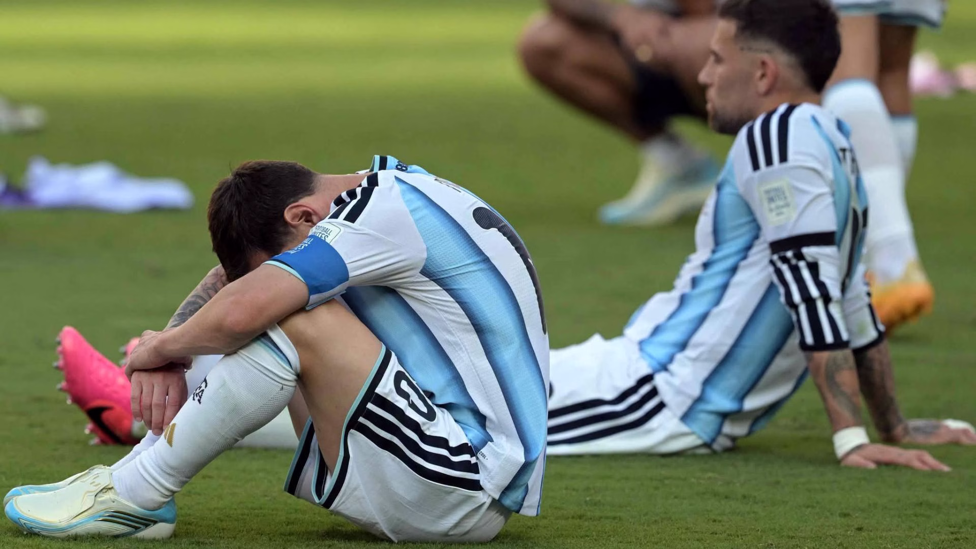 Lionel Messi permanece sobre el césped después de la derrota de Argentina ante España en la final del Mundial 2026.