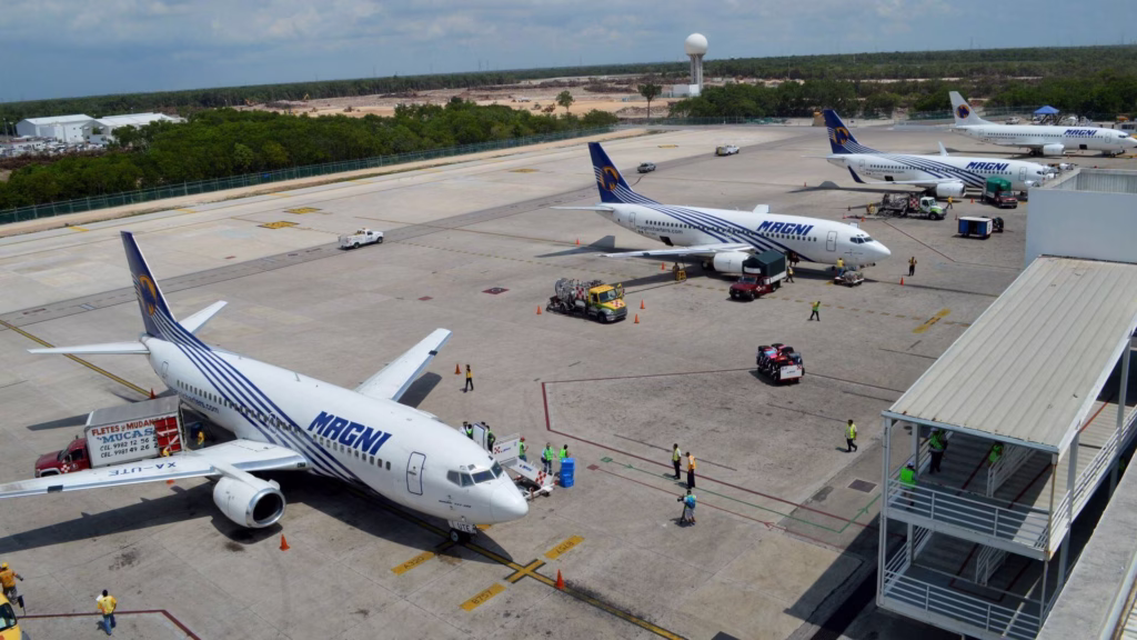 Aeronaves en la plataforma del Aeropuerto Internacional de Cancún durante las afectaciones por la suspensión de operaciones de Magnicharters.
