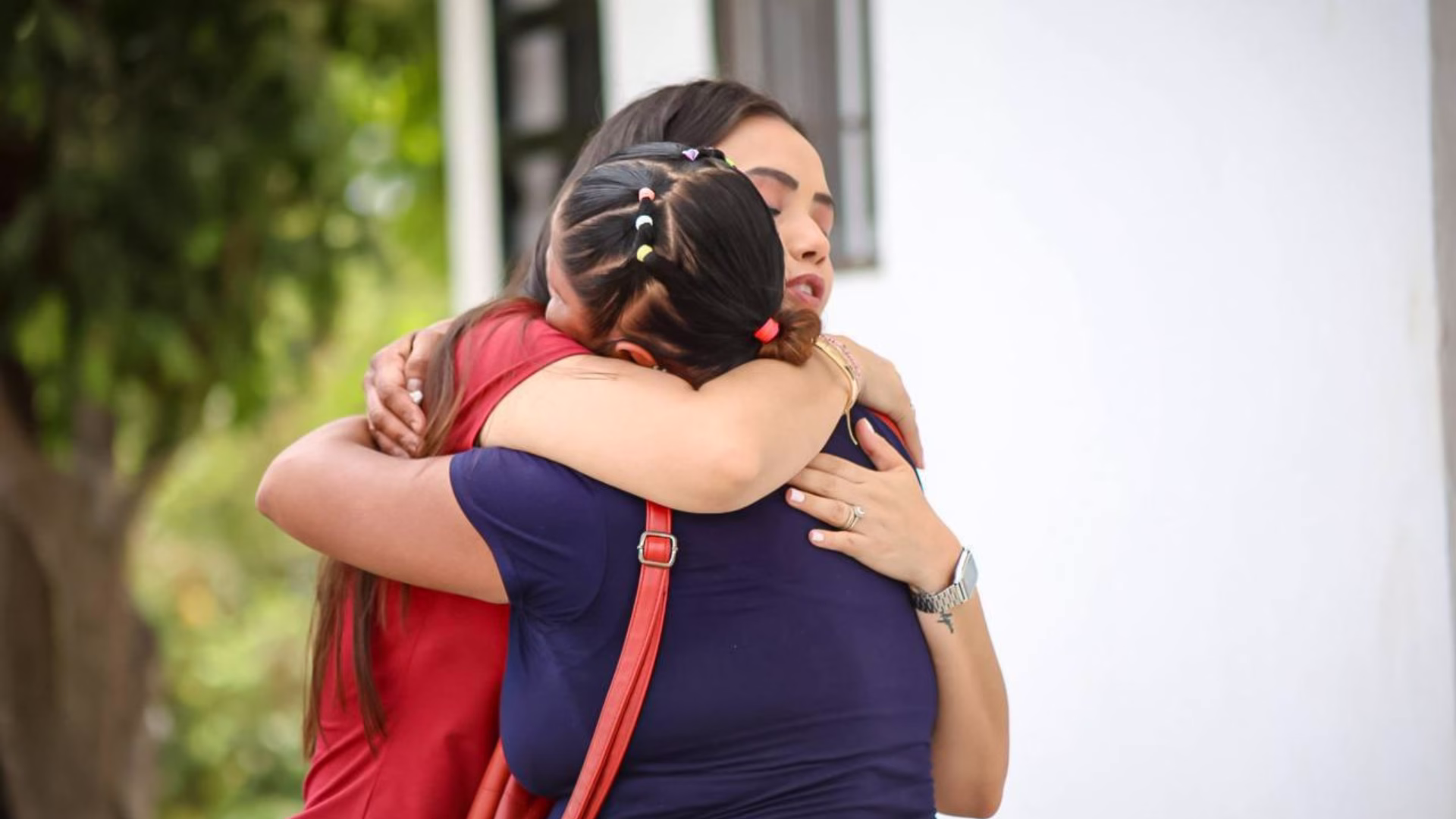 Majo Osorio mantiene un diálogo cercano con habitantes de Playa del Carmen durante sus recorridos.