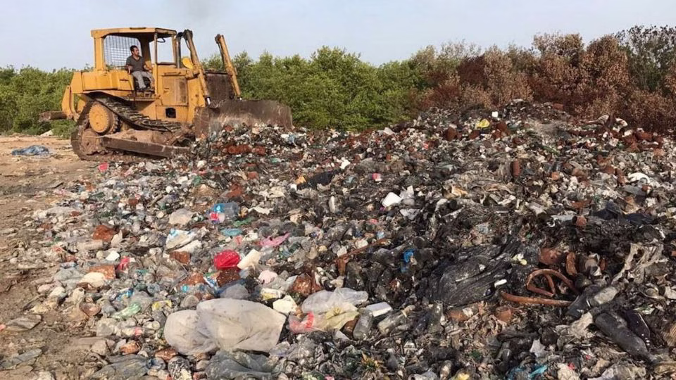 Maquinaria trabaja entre residuos en el sitio de disposición final de Kantunilkín que recibe basura de Holbox