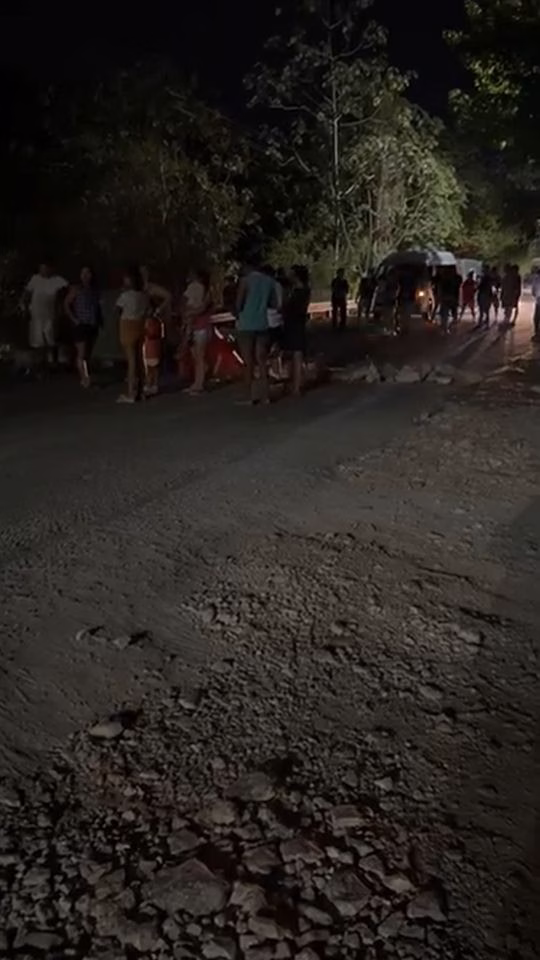 Grupo de vecinos permanece sobre la autopista El Tintal durante la manifestación por los cortes de electricidad.