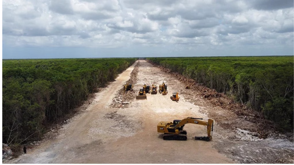 Maquinaria pesada trabaja en la preparación del terreno para infraestructura ferroviaria del Tren Maya. Imagen de contexto.