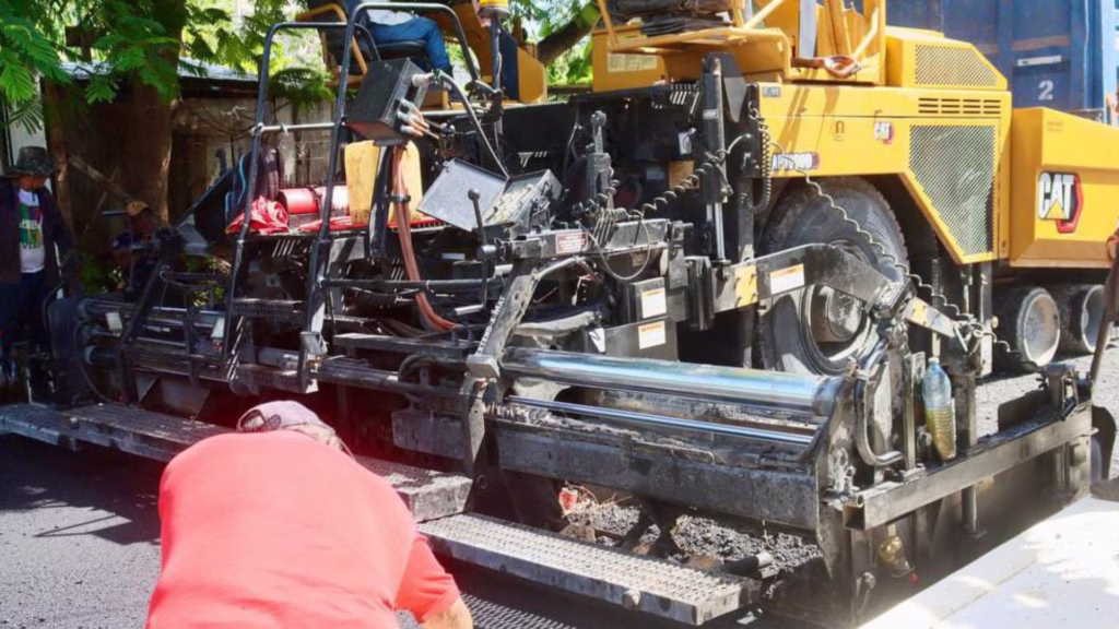 Maquinaria utilizada en trabajos de pavimentación de obra pública en Puerto Morelos.