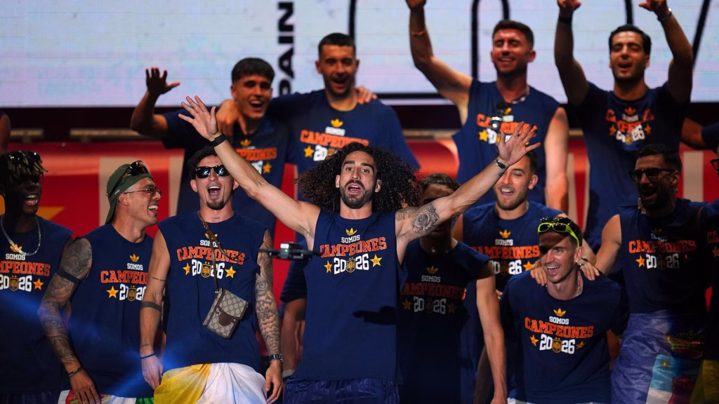 Marc Cucurella celebra con España la conquista del Mundial 2026.