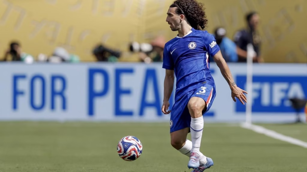 Marc Cucurella juega con el Chelsea antes de su fichaje por el Real Madrid.