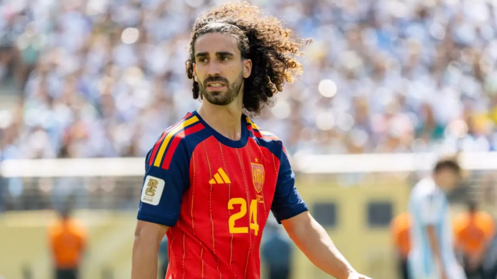 Marc Cucurella disputa un partido con España durante el Mundial 2026.