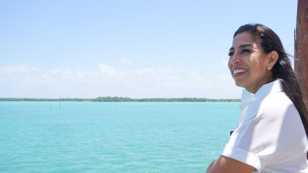 Marybel Villegas observa la Laguna Milagros durante su visita al sur de Quintana Roo