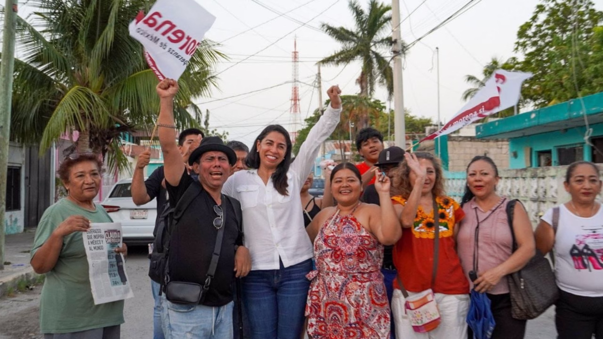 Marybel Villegas levanta el brazo durante una movilización acompañada por habitantes y simpatizantes de Morena en Cancún.