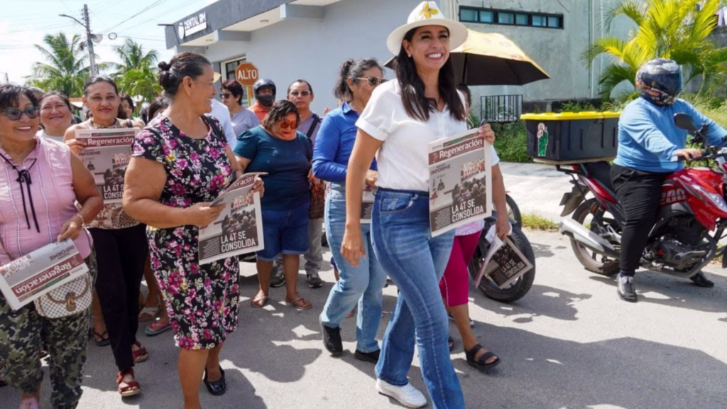 Marybel Villegas recorre la colonia Solidaridad y entrega el periódico Regeneración
