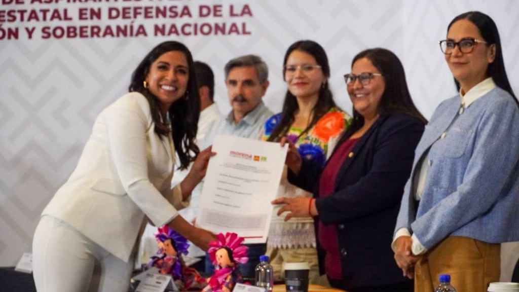 Marybel Villegas durante su registro en el proceso interno de Morena para la Coordinación Estatal de la Defensa de la Transformación.