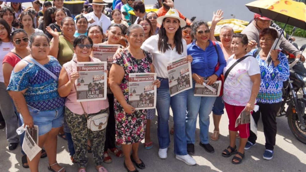 Marybel Villegas convive con vecinos durante un recorrido en Chetumal