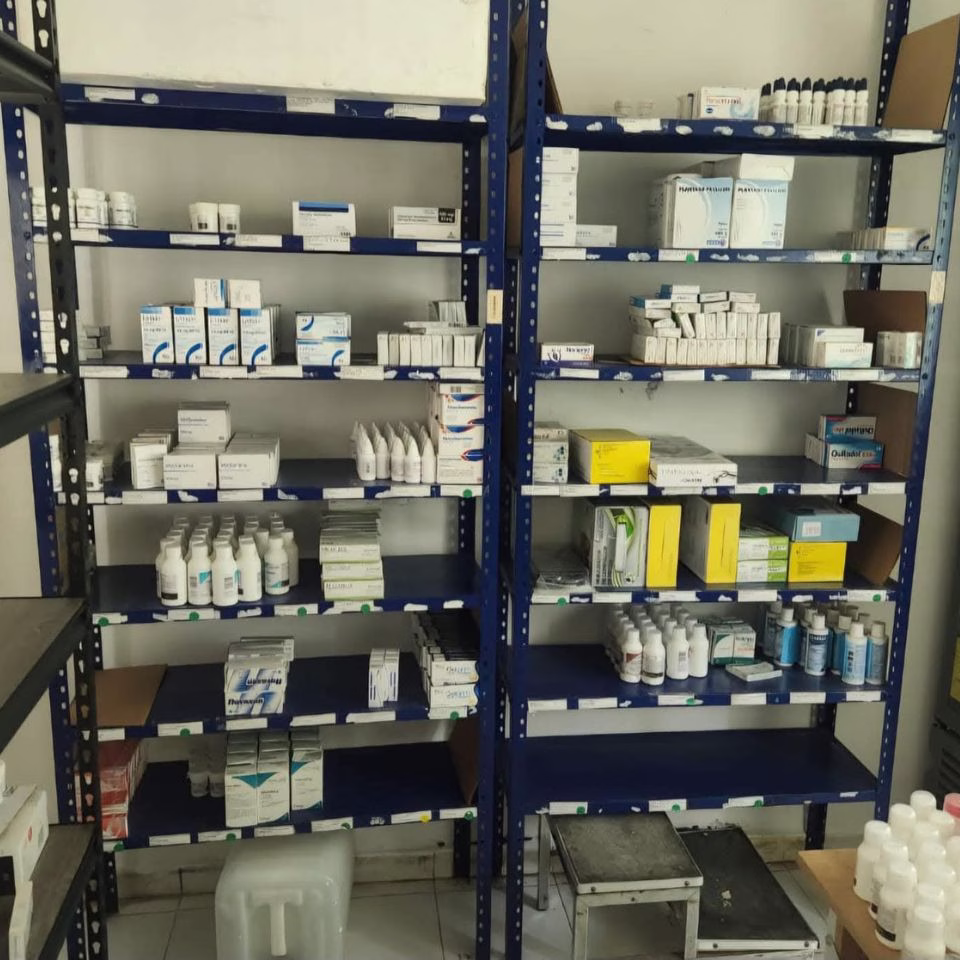 Anaqueles con medicamentos, en el contexto del amparo contra el IMSS en Playa del Carmen por falta de tratamiento a una paciente.