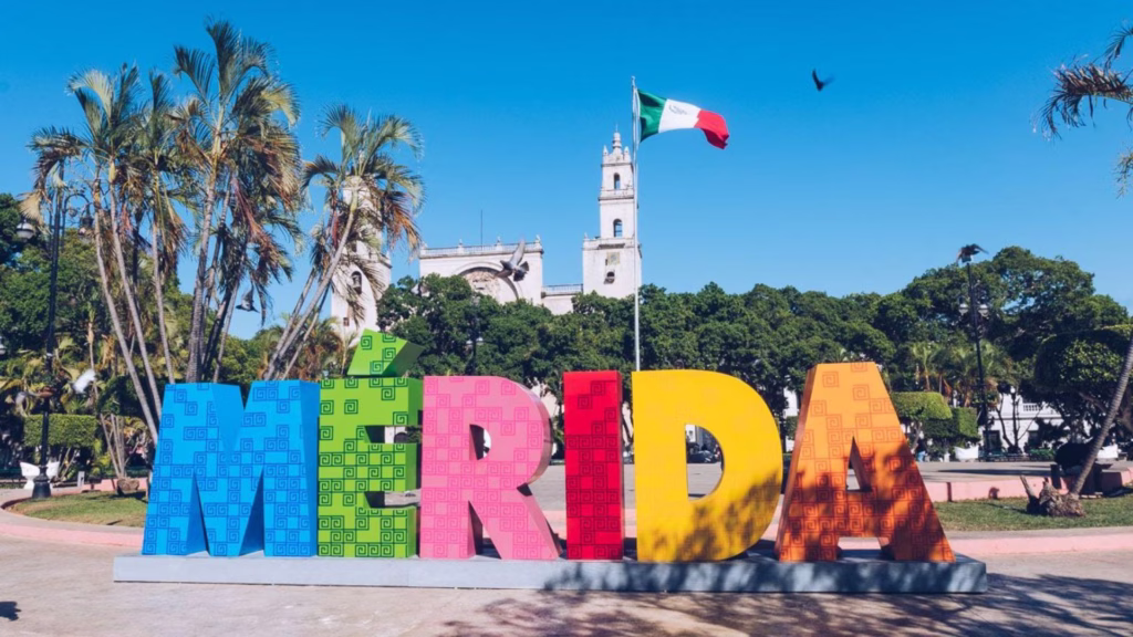 Letras turísticas de Mérida, ciudad que figura entre los destinos con mayor crecimiento de turistas durante el verano de 2026.