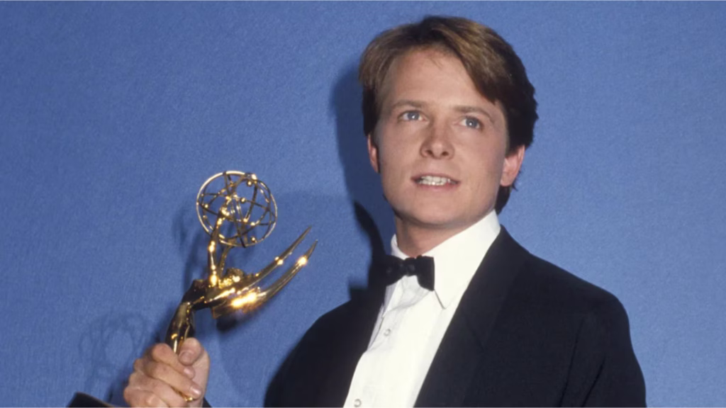 Michael J. Fox con un premio Emmy, reconocimiento que ha formado parte de su extensa trayectoria en la televisión estadounidense.