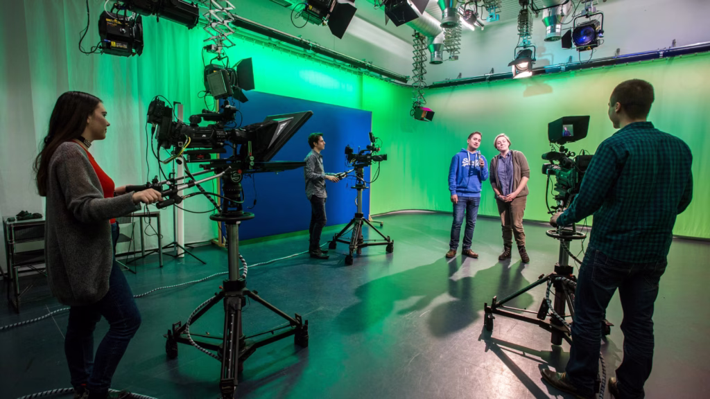 Set de televisión utilizado como imagen de referencia para el monitoreo de medios, entrevistas y cobertura política durante precampañas y campañas rumbo a 2027