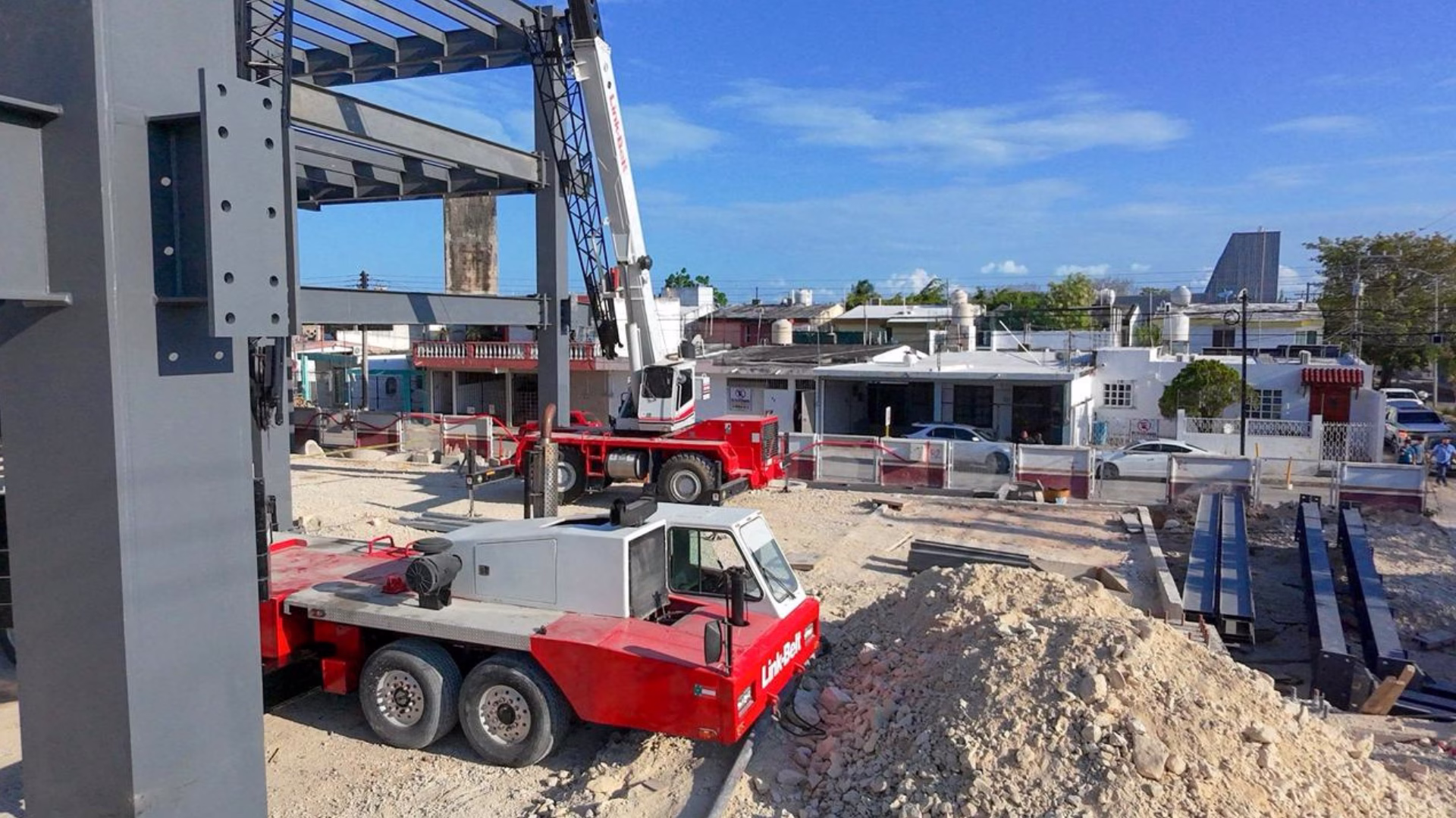 Grúas realizan el montaje de la estructura de acero del Hospital General de Chetumal