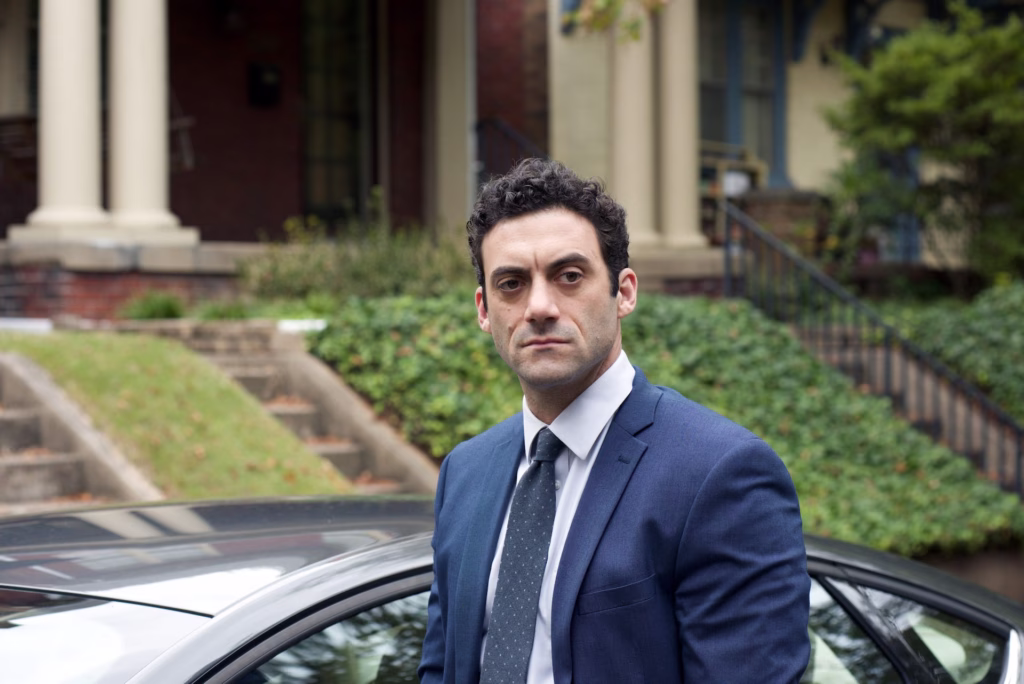 Morgan Spector en Homeland, antes de asumir el papel de Robert Langdon en la nueva producción de Netflix.
